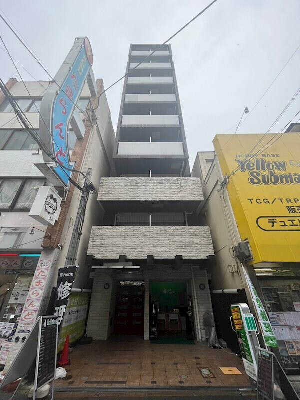 物件外観写真1　(外観は落ち着いています)