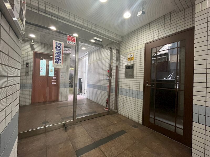 物件外観写真2　(落ち着いたエントランスです)