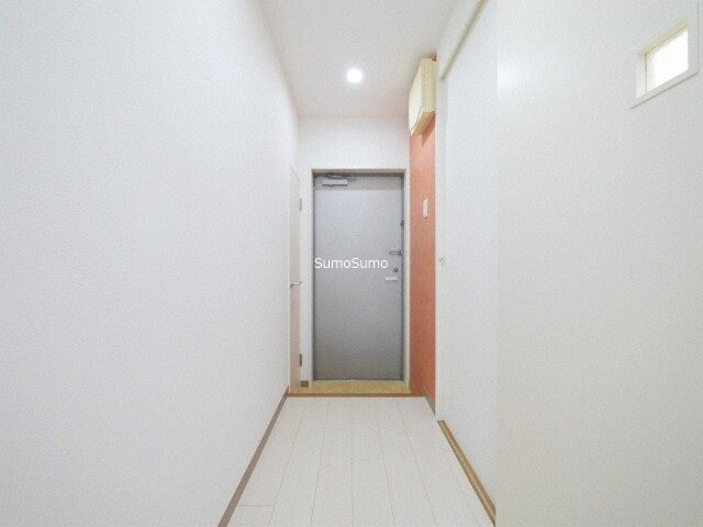 物件内観写真4　(収納もある玄関です)