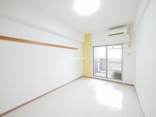 物件内観写真5　(こちらの居間で趣味の時間をお楽しみください)