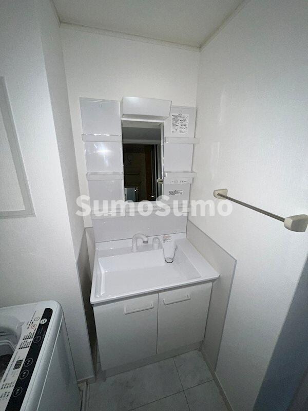 物件内観写真11　(ゆったりとスペースのある洗面所)