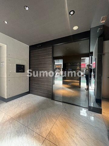 物件外観写真2　(ゆとりのあるエントランスです)