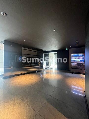 物件外観写真3　(清潔なロビーです)