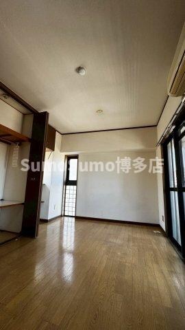 物件内観写真4　(こちらのリビングで趣味の時間をお楽しみください)