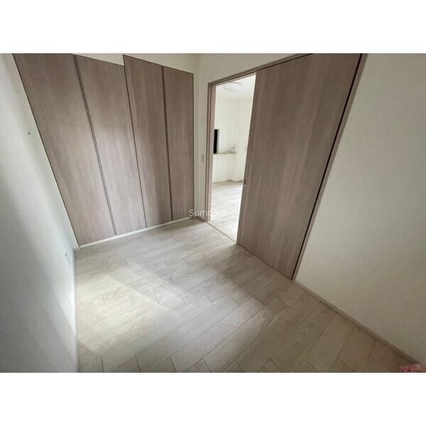 物件内観写真7　(落ち着いた色調の寝室です)