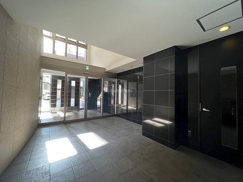 物件外観写真3　(清潔なロビーです)