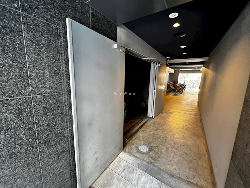 物件外観写真3　(建物の内部です)