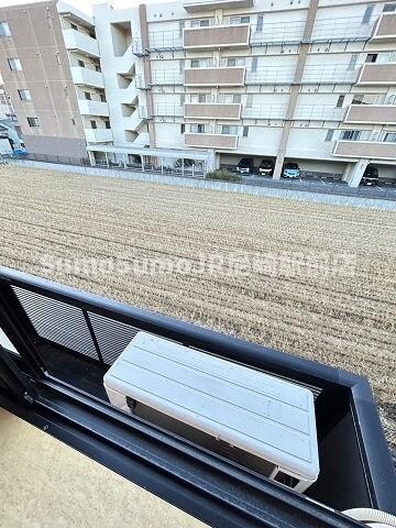 物件内観写真9　(お洗濯にも便利なバルコニー付き)