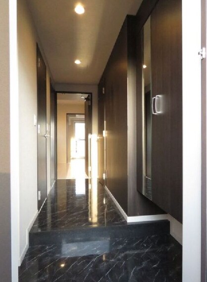 物件内観写真5　(落ち着いた玄関です)