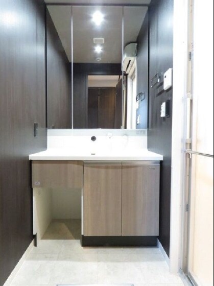 物件内観写真12　(独立洗面化粧台が付いています)