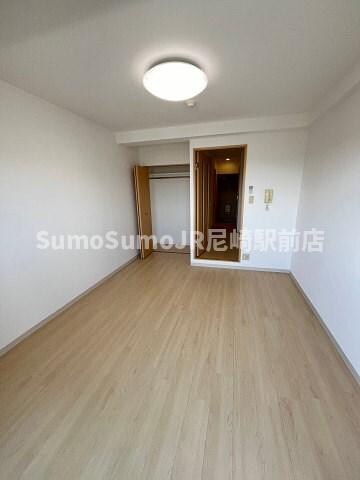 物件内観写真5　(広くて明るい寝室)