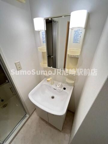物件内観写真8　(独立洗面台で身支度をすべて済ませてしまいましょう)