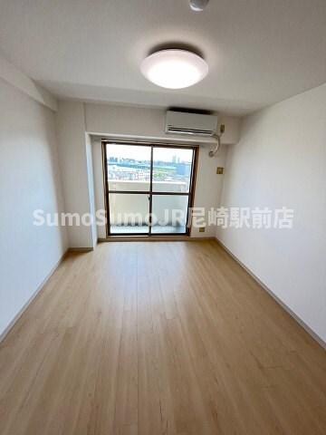 物件内観写真14　(ゆったりとした居間です)