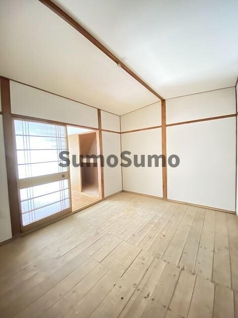 物件内観写真6　(広くて明るい寝室)