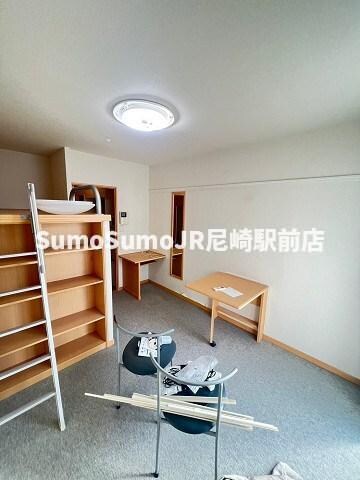 物件内観写真6　(ゆったりとしたリビングです)