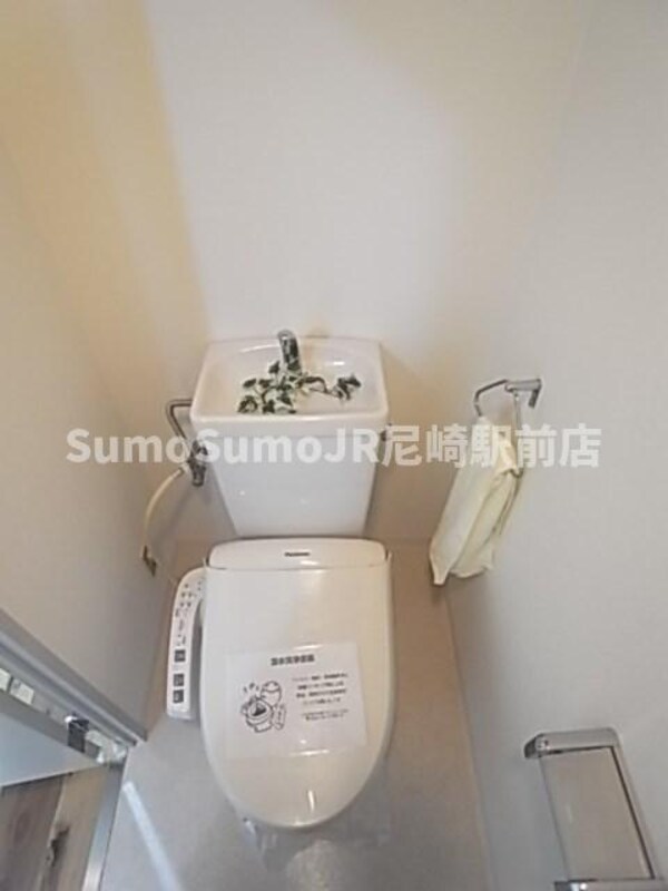 トイレ(落ち着いた色調のトイレです)