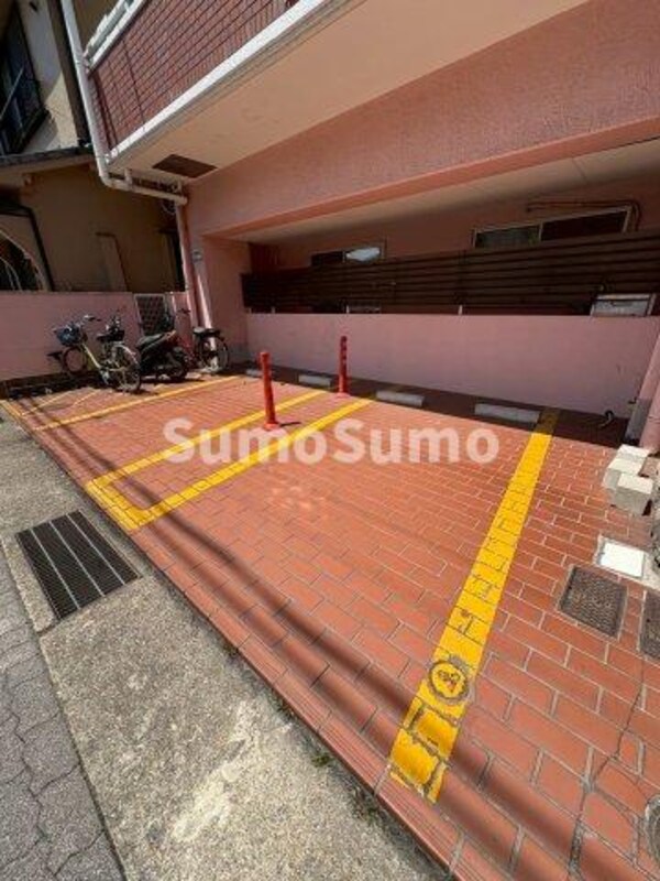 駐車場(車をお持ちの方に嬉しい駐車場付きの物件です)