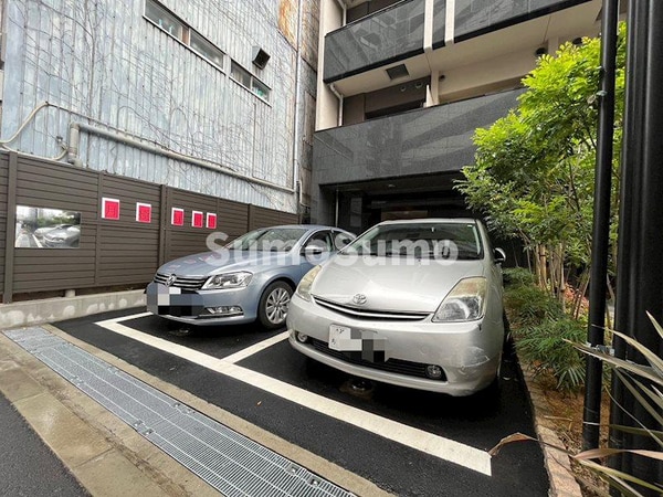 駐車場(駐車場に車を止められます)