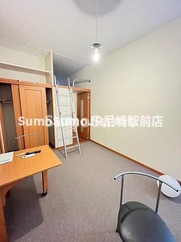 物件内観写真4　(こちらのリビングで趣味の時間をお楽しみください)