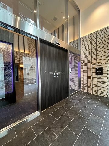 物件外観写真2　(ゆとりのあるエントランスです)