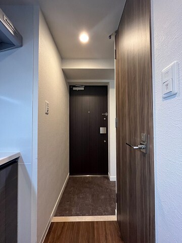 物件内観写真5　(明るい玄関です)