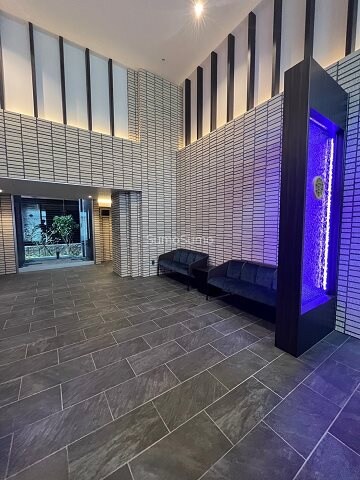 物件外観写真3　(清潔なロビーです)