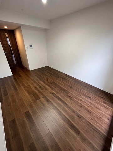 物件内観写真8　(落ち着いた色調の寝室です)