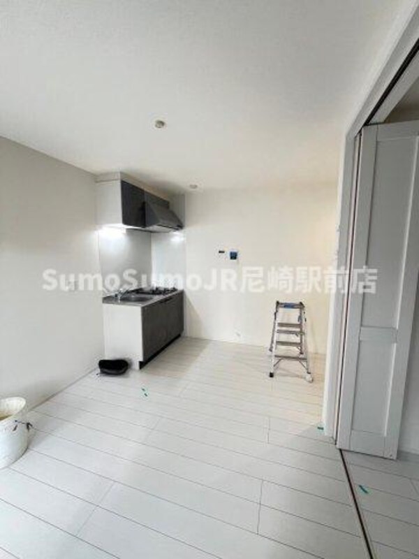 居室(こちらの居間で趣味の時間をお楽しみください)