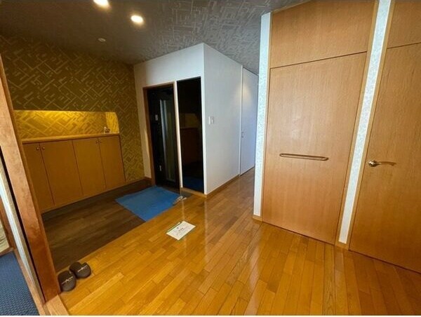 物件内観写真4　(明るい玄関です)