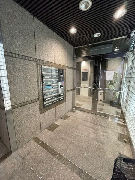 物件外観写真3　(清潔なエントランスです)