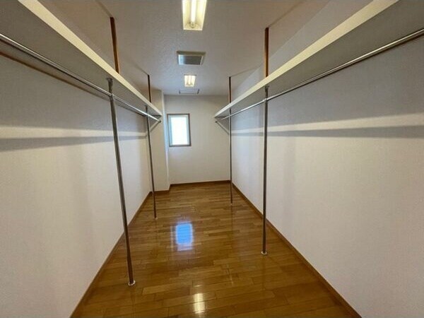 物件内観写真11　(大きなスペースがあり、収納には困りません)