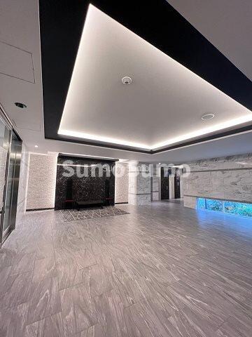 物件外観写真3　(清潔なロビーです)