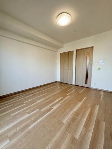 物件内観写真8　(ゆったりとした居間です)