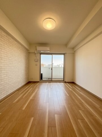 物件内観写真10　(落ち着いた色調の寝室です)