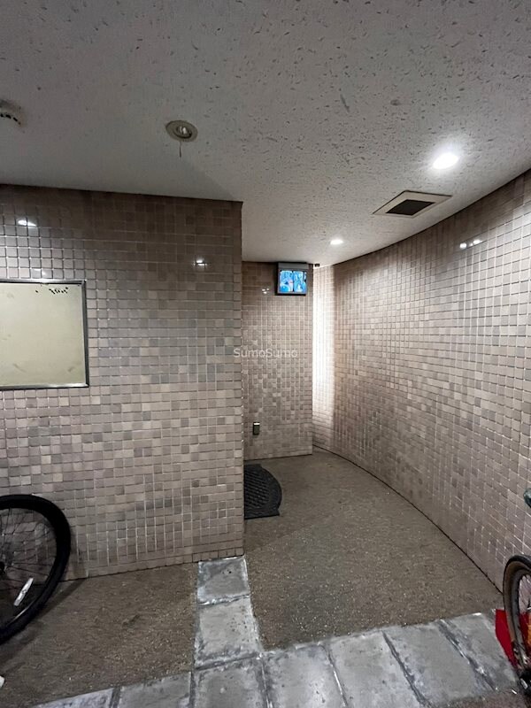 物件外観写真3　(落ち着いたロビーです)