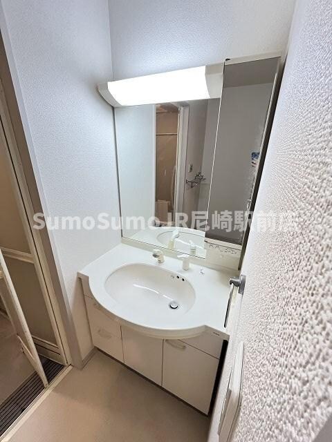 物件内観写真7　(独立洗面化粧台が付いています)