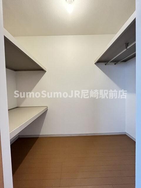 物件内観写真10　(収納豊富です)