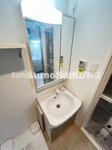 物件内観写真9　(独立洗面台、朝の身支度には欠かせません)