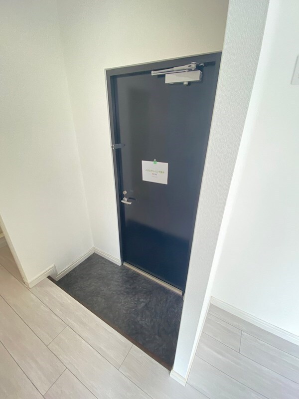 物件内観写真4　(収納もある玄関です)