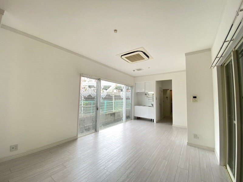 物件内観写真5　(おしゃれな居間です)