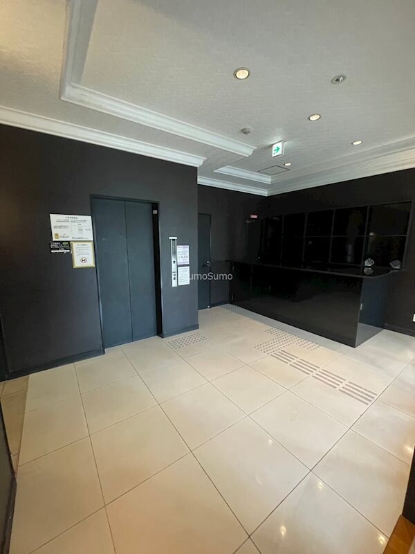 物件外観写真3　(清潔なロビーです)