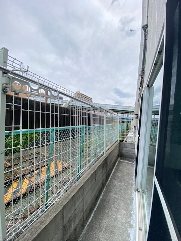 物件内観写真9　(開放的で明るい空間を演出してくれるバルコニーです)