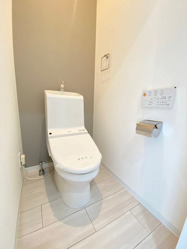 物件内観写真10　(ゆったりとした空間のトイレです)