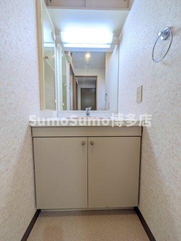 物件内観写真9　(ゆったりとスペースのある洗面所)