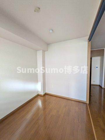 物件内観写真16　(落ち着いた色調の寝室です)