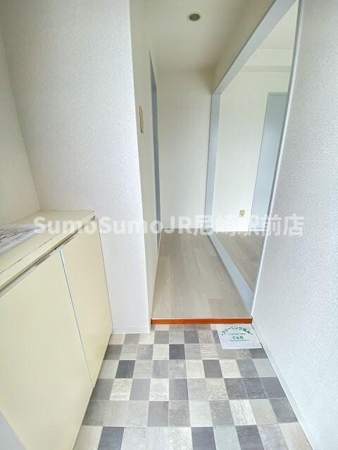 物件内観写真3　(収納もある玄関です)