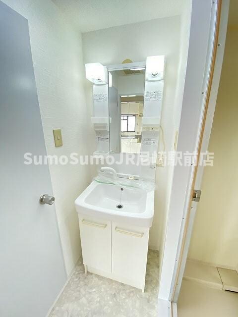 物件内観写真9　(朝の身支度には欠かせない独立洗面化粧台)