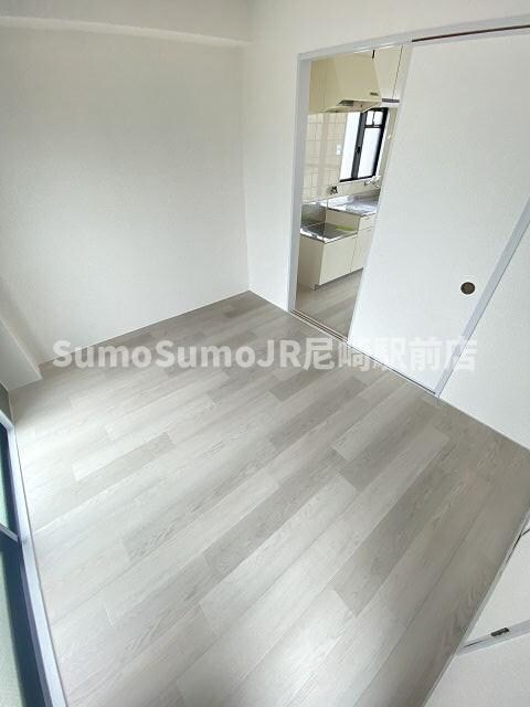 物件内観写真14　(落ち着いた色調の寝室です)