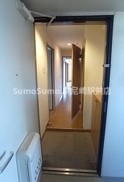 物件内観写真3　(収納もある玄関です)