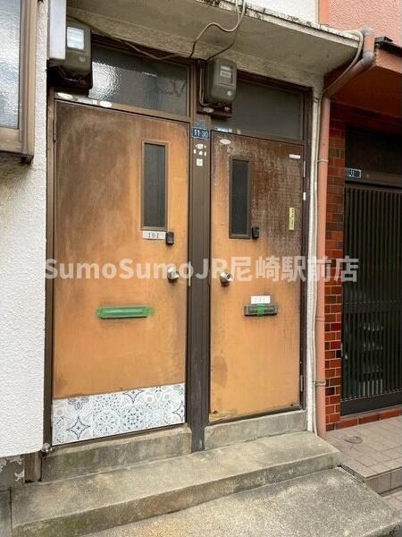 物件外観写真3　(落ち着いたエントランスです)